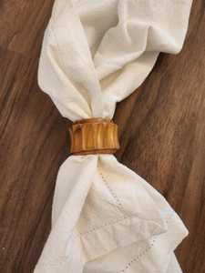Anillos para Servilletas de Madera Tallados a Mano Estilo Vintage, Decoración de Mesa Moderna de Mediados de Siglo, Diseño Acanalado Estilo Acacia Natural, Comedor Rústico - Product Image 3