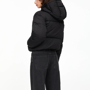 Chaqueta Acolchada de Viscosa Transpirable para Mujer con Logotipo Bordado Personalizado, Estilo Crop Top, Abrigo Cálido de Invierno con Cuello Alto, Venta al por Mayor - Product Image 4