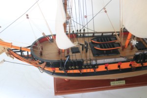 Maqueta de Barco Histórico Británico HMS SURPRISE, Hecha a Mano y Pintada en Madera, Artículo Coleccionable - Product Image 3