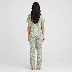 Nouvel ensemble de pyjama pour femmes avec tissu durable, imprimés élégants, construction confortable, coupe décontractée, fabrication sur mesure - Product Image 3
