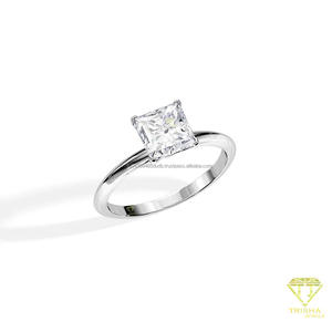 Bague de fiançailles élégante en argent 925 avec diamant de laboratoire carré central, pour les acheteurs en gros - Product Image 3