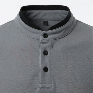 Polo en tricot à manches courtes gris pour homme avec fermeture boutonnée, design uni décontracté, coupe classique - Product Image 4