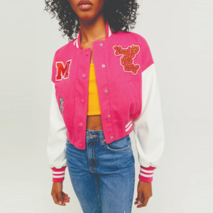 Veste de baseball courte rose pour femme, broderie lettre M « You've Got This », style preppy, manches longues, fermeture boutonnée, décontractée - Product Image 1
