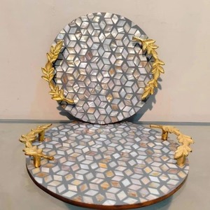 Forme circulaire, design de mosaïque complexe en pierres et bois avec poignées métalliques en feuille d'or - Product Image 5