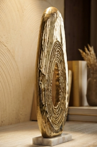 Sculpture en tôle métallique faite à la main avec base en marbre blanc, finition plaquée or, design en relief, objets décoratifs - Product Image 3