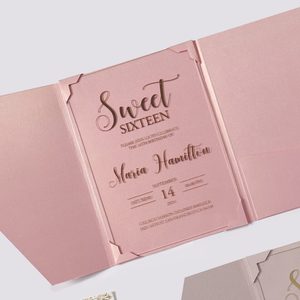 การ์ดเชิญงานฉลองอายุ 16 ปี, ซองใส่การ์ดสีชมพูประกายวิบวับพร้อมการ์ดอะคริลิกใส, พิมพ์ลายฟอยล์สีโรสโกลด์, การ์ดเชิญงาน Quinceanera - Product Image 1