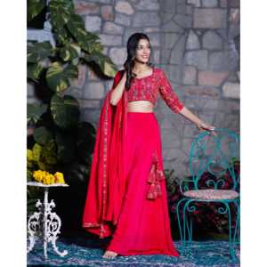 Ensemble de lehenga de mariage en satin rose taille XS Noor, coupe ajustée, avec blouse brodée à manches longues - Product Image 3