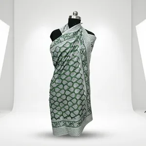Tela de Algodón Estampada a Mano en Verde y Blanco con Borde de Motivo de Hojas para Confección de Saris, Manualidades y Proyectos de Decoración del Hogar - Product Image 5