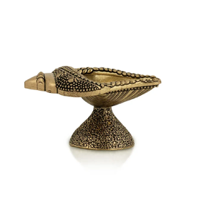 Diya à huile en laiton élégant à large ouverture, avec une finition polie, des détails de bordure à pois subtils et une base en forme de pétales festonnés. - Product Image 3