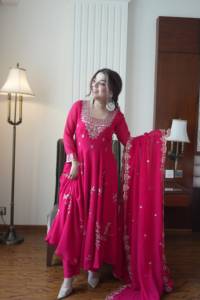 Vestido de georgette sintético con bordado de diseñador y pantalón, y dupatta de georgette sintético, completamente cosido, listo para usar. - Product Image 4