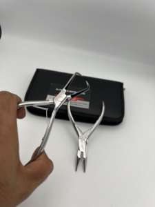 Alicate abridor de microanillos con acabado pulido plateado para extensiones de cabello, acero inoxidable de grado quirúrgico con kit de estuche. - Product Image 2