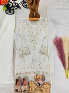 Ensemble de salwar kameez blanc traditionnel brodé pour fille, pour mariage et occasions spéciales, provenant d'un fournisseur indien - Product Image 2