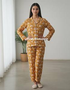 Exquisito Conjunto de Pijama de Algodón con Estampado Floral en Amarillo Mostaza, Camisa con Botones y Cuello con Muescas, y Pantalones de Pierna Recta - Product Image 3