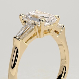 Anillo de compromiso de diamantes de corte esmeralda premium en oro amarillo, estilo clásico, diamantes cultivados en laboratorio certificados por IGI, piedras laterales en corte baguette. - Product Image 3