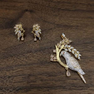 Parure de bijoux élégante américaine royale pour femme, collier pendentif oiseau en diamant avec boucles d'oreilles assorties pour fêtes et mariages - Product Image 4