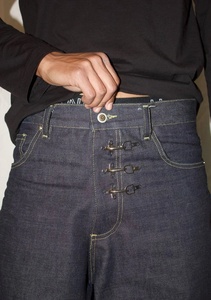 Pantalones de mezclilla vintage para hombre con efecto lavado y detalles de cuero, corte ajustado casual - Product Image 3