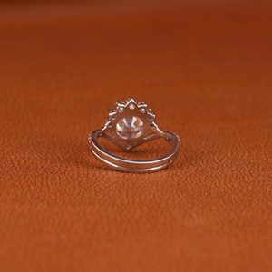 Anillo de Compromiso de Oro Blanco de 14K con Halo Redondo de Moissanita VVS1 Color D, Anillo Nupcial con Corona Floral para Mujer - Product Image 4