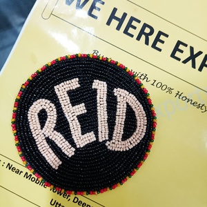 Broche Redondo Hecho a Mano con Cuentas, Insignia Étnica con Letras, Parche de Tela Multicolor Negro - Product Image 2