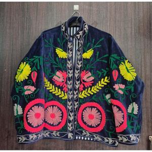 Abrigo Reversible de Terciopelo Suzani, Chaqueta Boho Bordada a Mano con Diseño Floral, Regalo Único para Ella - Product Image 4