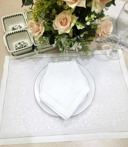 Ensemble de sets de table et de serviettes personnalisés en coton blanc brodé de petites fleurs, lavables, avec ourlet festonné, pour la maison et les événements de mariage - Product Image 1