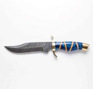 Couteau de camping à lame fixe en acier Damas artisanal avec manche en résine de bois bleu et garde en laiton pour utilisation sur le terrain et collection - Product Image 1