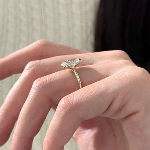 Anillo de Compromiso con Diamante Cultivado en Laboratorio, Corte Radiante Alargado de 3 Quilates, Media Engaste, Oro Amarillo de 14k, Certificado IGI - Product Image 4