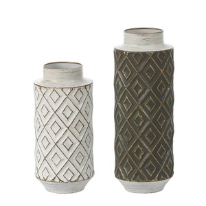 Vase de table géométrique moderne en métal, fait main, décoratif, noir avec accents dorés, pour les créateurs de tendances - Product Image 4