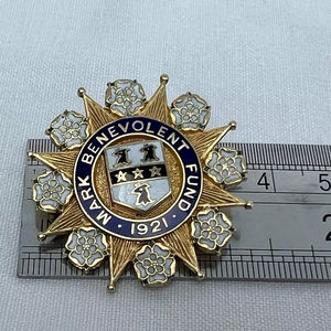 Modèle 2026 – Meilleure marque – Nouvelle insigne maçonnique personnalisée en laiton émaillé dur – Épingles de revers avec logo du Fonds Bienveillant 1921 – Cérémoniel - Product Image 3