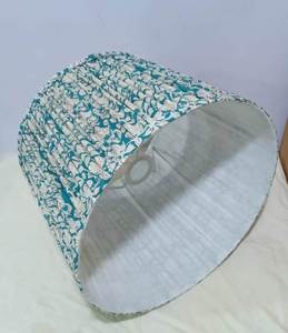 Pantalla de Lámpara de Mesa Plegada Hecha a Mano con Tela Ikat Azul y Blanca Anna - Product Image 3