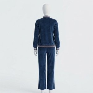 Ensemble de survêtement deux pièces pour femme, en velours d'hiver, avec broderies et patchs, style urbain, manches longues, couleur unie, col à capuche, décontracté - Product Image 3