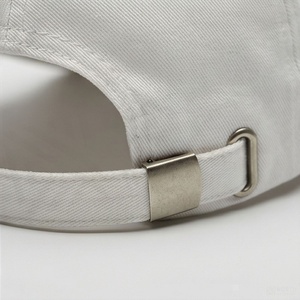 Casquette de baseball blanche à 6 panneaux avec logo brodé géométrique sur le panneau avant, unisexe, décontractée, ajustée - Product Image 6
