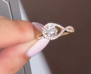 Nouvelle conception, bague de fiançailles et de mariage en argent 925 plaqué or jaune avec halo de moissanite taille ronde pour femme, provenant d'un fournisseur indien - Product Image 4