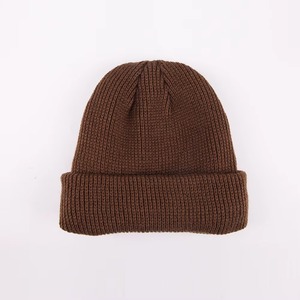 Fabricant de bonnets personnalisés : Bonnets d'hiver chauds avec logo sur mesure, broderie, doublure en satin et revers, style casquette de motard - Product Image 2