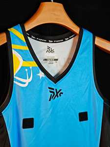 Maillot de netball personnalisé PUFFIN SPORTS sans manches, col en V, impression sublimée, évacuation de l'humidité, 100 % polyester, coupe athlétique pour homme - Product Image 3