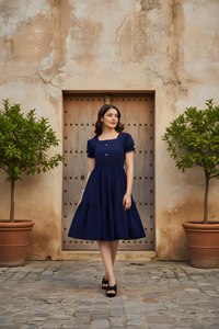 Robe midi bleue pour femme, coupe ajustée et évasée, en tissu de soie Delta, col carré, manches courtes, longueur normale, entièrement cousue, élégante, pour les occasions spéciales - Product Image 3