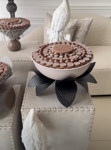Cuenco Decorativo de Metal de Lujo con Base en Forma de Pétalo para Servir Frutos Secos, Dulces y Bocadillos, y como Elegante Decoración para la Mesa del Hogar - Product Image 5