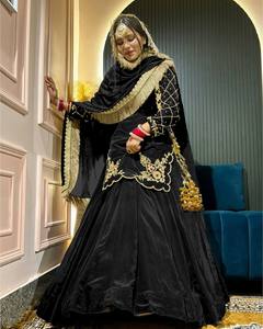 Lehenga de Diseñador con Dupatta, Seda Crepé Natural, Bordado Completamente con Lentejuelas, Vestido para Fiestas, Uso Ocasional, Look Moderno - Product Image 1