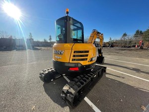 Miniexcavadora Sany SY50U de Cinco Toneladas con Diseño Compacto para Espacios Reducidos, Renovación de Viviendas y Trabajos de Excavación, Eficiente en Consumo de Combustible - Product Image 1