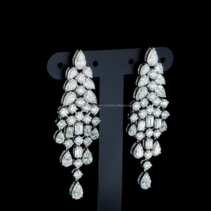 Pendientes de Lujo de Oro Blanco de 18K con Diamantes Cultivados en Laboratorio, Corte Pera y Esmeralda, Joyería Fina - Product Image 2