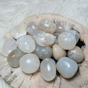 Venta al por mayor 20-30mm Natural Indonesia pluma blanca jaspe piedras preciosas forma caída artesanía cristal pulido para la curación - Product Image 1