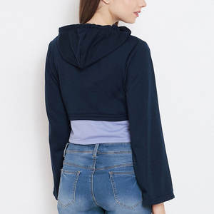 Haut court à capuche en tricot color block pour femme avec logo frontal, respirant, idéal pour la gym, dernière collection - Product Image 3