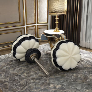 Poignées de porte de placard de cuisine modernes en résine faites à la main de qualité supérieure, durables et écologiques, Lodi - Product Image 1