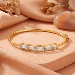 Bracelet en diamants à cinq montures avec bande fine en or jaune et design central géométrique ouvert moderne - Product Image 4