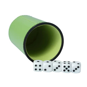 Gobelet à dés en PU vert avec 5 dés blancs, ensemble de jeu classique pour adultes, design moulé durable - Product Image 5