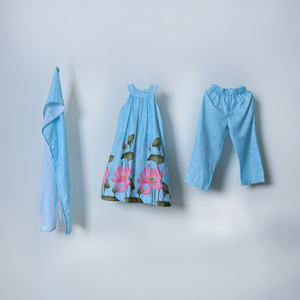 ชุดเสื้อทูนิคแขนกุดพิมพ์ลายดอกไม้ฟูร็อกคุณภาพสูง สีฟ้าอ่อน ฟูร็อก สำหรับสวมใส่สบายในงานเทศกาลและกิจกรรมครอบครัว - Product Image 4