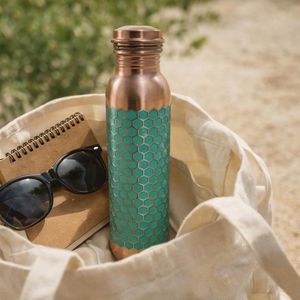 Bouteille d'eau en cuivre de designer, motif nid d'abeille vert, finition laquée, idéale pour les cadeaux – Nouveauté très prisée - Product Image 2