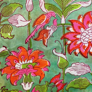 Tela de algodón estampada a mano con motivos de loros verdes y lotos – Material floral de pájaros de Jaipur - Product Image 3