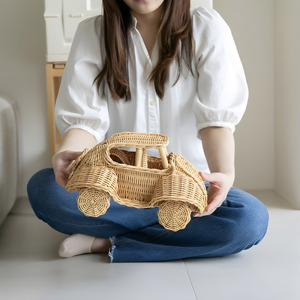 Adorable mini coche de juguete de ratán para niños, excelente elección de juguetes sostenibles para niños pequeños, de la más alta calidad. - Product Image 5