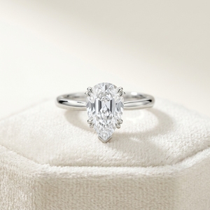 Anillo de Compromiso Clásico con Corte de Pera Minimalista, Doble Engaste de 6 Puntas con Punta en V Superior, en Oro Blanco, Anillo de Boda Nupcial - Product Image 5
