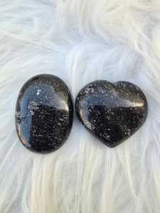 Pierre de Nuummite de Qualité Supérieure, Combo Cœur Gonflé et Pierre de Paume, Bijou en Cristal Naturel Semi-Précieux pour la Méditation, Magnifique et Entier - Product Image 2